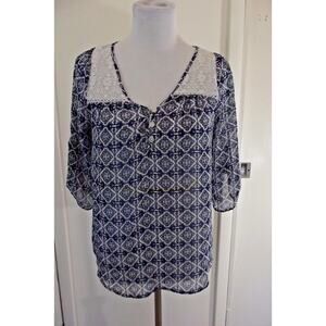 Socialite BLOUSE ~Womens Size M~ Blue Patterned Shirt with Lace V-Neck